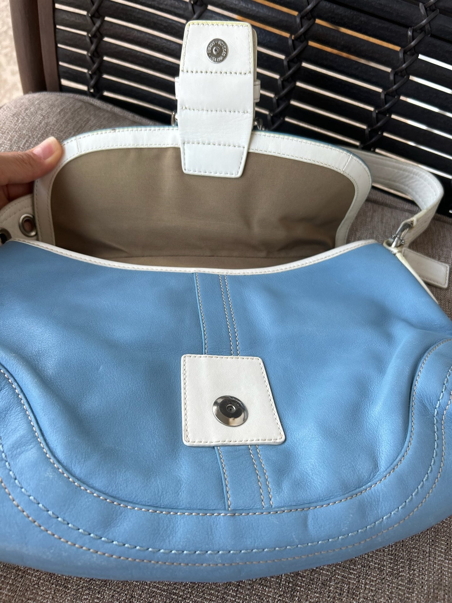Vintage Coach F1091 soho Shoulder Bag in Blue and White leather. Large size