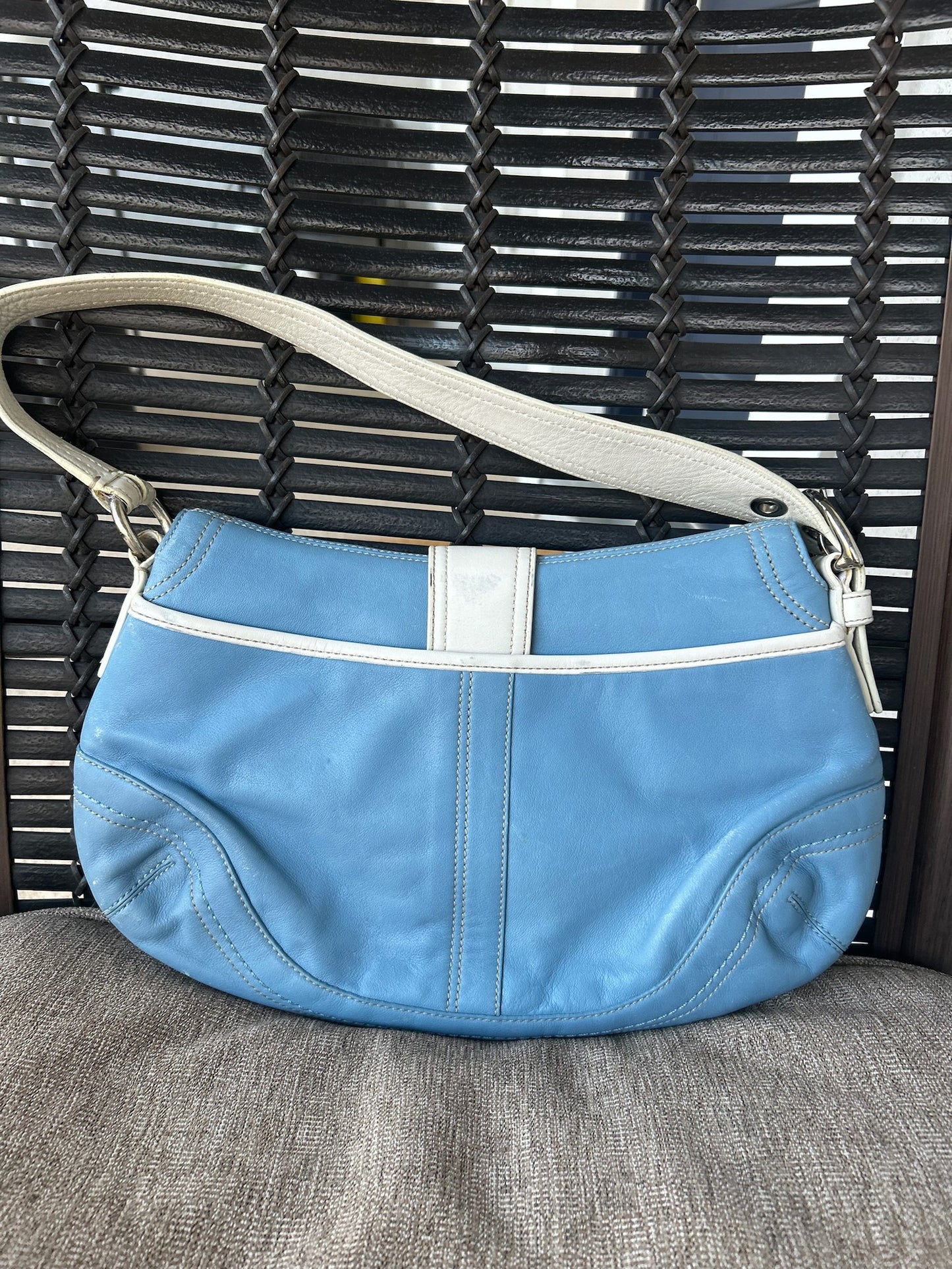 Vintage Coach F1091 soho Shoulder Bag in Blue and White leather. Large size